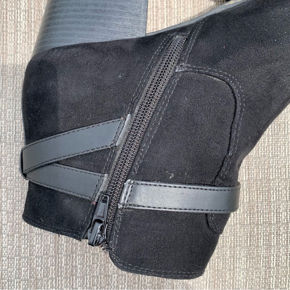 UNISA black, booties, size 10 - Picture 3 of 9
